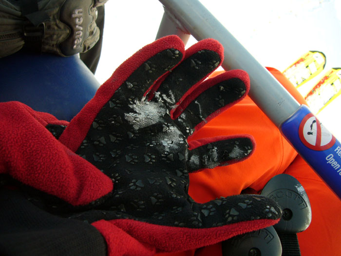 Das Hauptereignis des Tages - die [url=http://www.jacomet.ch/themen/skilift/album/thumbnails.php?album=148]Eröffnung der neuen 6er-Sesselbahn Mulinatsch[/url] - wurde von Schmierfettflecken auf Handschuhen und dem brandneuen Skianzug getrübt.
