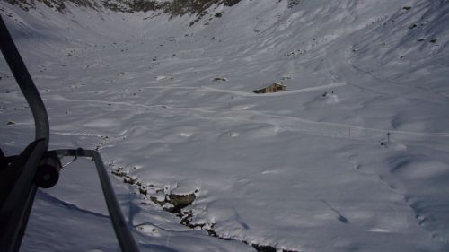 Seeehr wenig Schnee - die Hütte sieht man normalerweise nicht!
