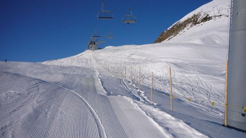 Sah [url=http://www.jacomet.ch/themen/skilift/album/thumbnails.php?album=149]vor einer Woche[/url] noch ganz anders aus...
