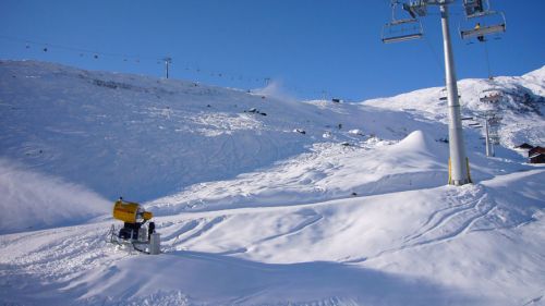Die neue Zufahrt zur Sesselbahn Mulinatsch wurde am Morgen noch beschneit, später dann hergerichtet (siehe unten)

