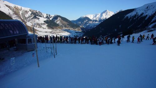 Kleine Schlange: Der Lift stand 15 Minuten still - kaum lief er wieder, war die Schlange innert Minuten weg, [url=http://www.jacomet.ch/themen/skilift/album/thumbnails.php?album=148]die neue Bahn[/url] hat eine tolle Kapazität. Grund für die Pause war, dass in der Trafostation bei der Bergstation ein Stecker der Ventilation lose war - wegen die Hitze reagierte ein Sensor. Ein Mitarbeiter der "energia alpina" wurde mit dem Schneetöff hochgefahren und löste das Problem.
