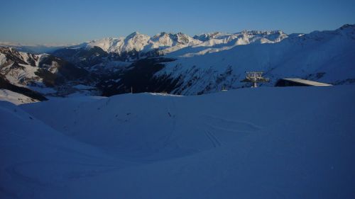 Schön sichtbar ist der neue Lawinen-Schutzwall für die Bergstation der SB Mulinatsch-Cuolm Val
