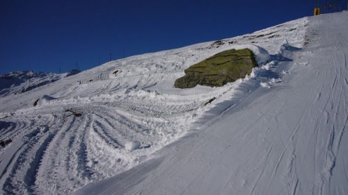 Dieser Felsen ist normalerweise bis oben zugeschneit und unsichtbar

