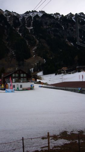 Viertel vor neun, Männlichenbahn - viel Kunstschnee im Kinderparadies
