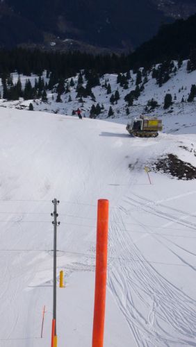 Schnee wird herangekarrt
