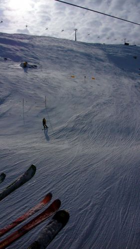 Allgemein werden die Pisten ab etwa 13 Uhr sehr "ausgefahren": Teils Sulzschneehaufen, teils viele Eisflächen
