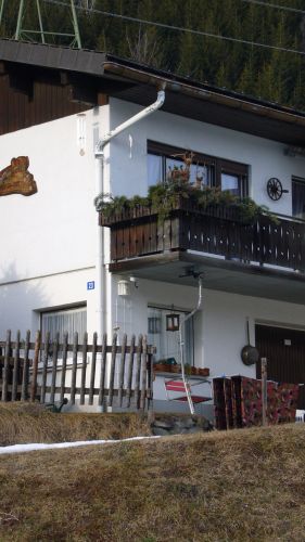 Cungieri-Sessel in der Nähe des Hallenbades
