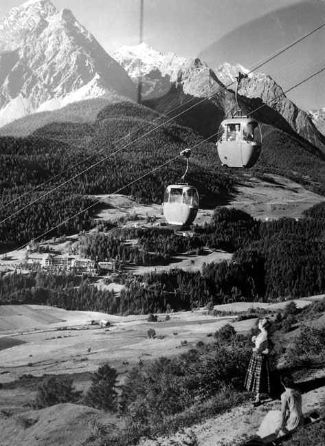 Bild aus einem Schaukasten am Bahnhof: Neue Giovanola-Gondelbahn, 1956 - [url=http://www.jacomet.ch/themen/skilift/album/thumbnails.php?album=65]mehr alte Bilder der Gondelbahn in diesem Album[/url]
