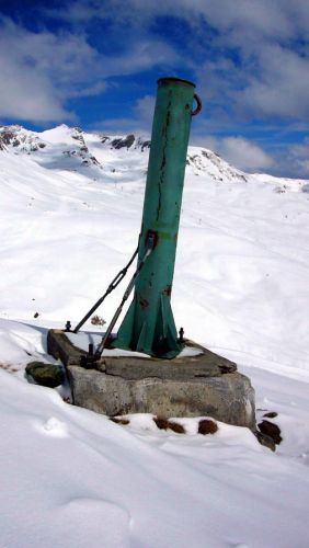 Frühere Stütze des [url=http://www.jacomet.ch/themen/skilift/album/thumbnails.php?album=62]LSAP-Stangenschleppers Mot da Ri[/url]
