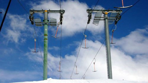 Der Lift macht an mehreren Stützen eine leichte Kurve nach links
