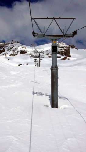 Strecke Salaniva, die kleinste Stütze - [url=http://www.jacomet.ch/themen/skilift/album/thumbnails.php?album=167]mehr Bilder dieser Anlage hier[/url]
