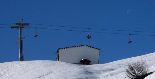 Alte Skilift-Talstation, Mond
