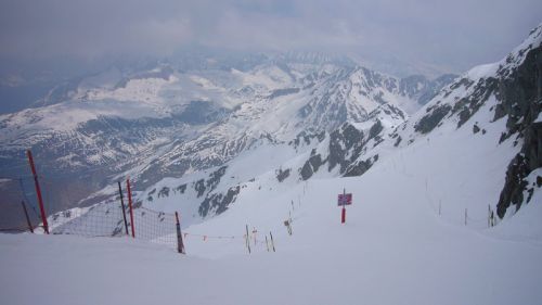 Links gehts zur Sonnenpiste, geradeaus den Gurschengletscher runter - im oberen Bereich Pulverschnee!
