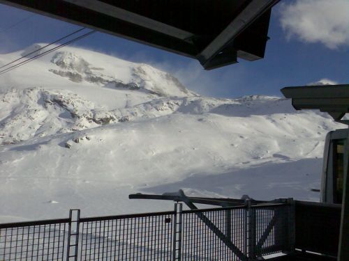 Rechts im Bild die Webcam, die [url=http://www.cervinia.it/ftp_webcams/webcbl.jpg]dieses Bild[/url] liefert
