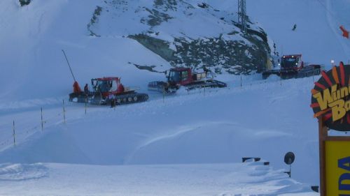 Pistenbully wird abgeschleppt
