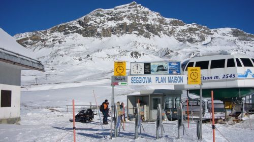 Plan Maison, Blick nach Furggen, [url=http://www.funiforum.org/funiforum/showthread.php?t=1306&page=12]wo es einmal eine herrliche Bahn hoch gab[/url]...
