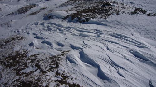 Hier hats gaaaanz tüchtig geblasen - ein Wunder, dass es noch Schnee hat...
