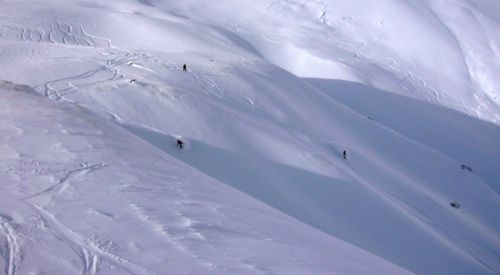 Snöber in den Steilhängen rechts von Cuolm Val
