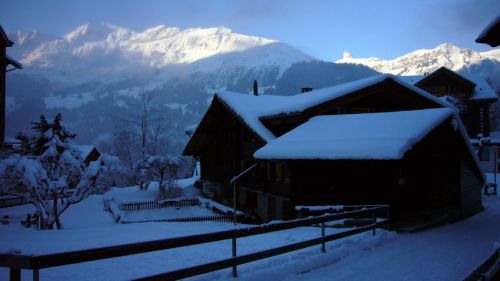 ... aber die Sonne frisst sich schon vor, und so viel Schnee gabs um diese Zeit noch selten. Whow!
