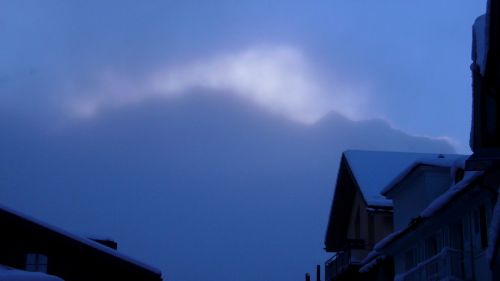 Jungfrau und Silberhorn durch den Nebel
