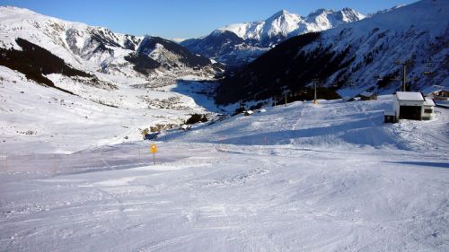 Hier gehts geradeaus nach Mulinatsch (Variante Kunstschneepiste) und links die neue Piste runter (Naturschnee, aber eben etwas wenig)
