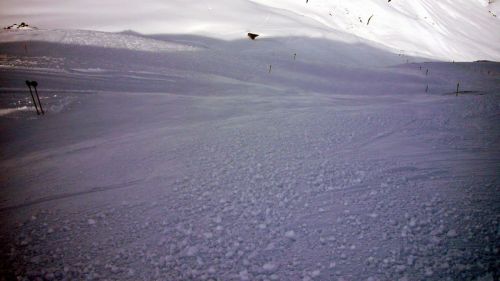 Alpsu-Tiarms-Val Val: Spitzenmässig! Sieht hier körniger aus als es ist. Der Schnee ist zu 95% ideal-butterweich. Neu beginnt die Piste ganz oben, gleich bei der Skilift-Endstation.
