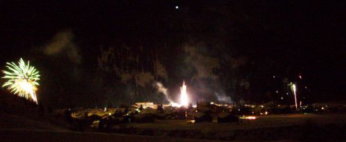 Mitternacht, Blick zurück aufs Dorf auf halbem Weg nach Cungieri - einen guten Start im 2008 allerseits!
