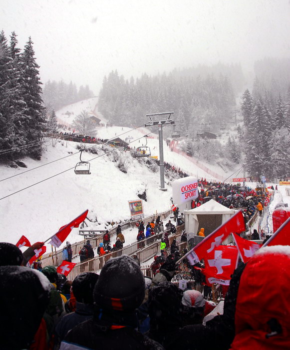 Lauberhorn-Slalom 2008 in dichtem Schneetreiben - der Schnee war recht feucht und auf den Wegen wie Seife... ohne Schneeketten an den Schuhen war man ziemlich verloren (Bild: Sebastian Hueber)
