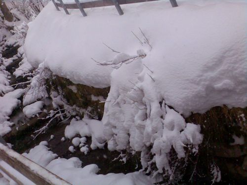 Über Nacht hats etwa 15cm geschneit, tagsüber kamen nochmals 5 bis 10cm dazu - war auch dringend nötig
