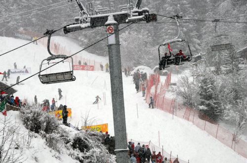 [url=http://www.jacomet.ch/themen/skilift/album/thumbnails.php?album=39]Leitner-4KSB Innerwengen[/url], Gäste bei der Talfahrt, Rennläufer im Einsatz (Bild: Sebastian Hueber)
