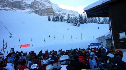 Ab 10 Uhr eine lange Schlange am Arven-Sessel, alle wollen aufs Lauberhorn

