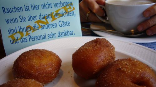 Mittagspause mit den legendären Öpfelchüechli (fritierte Äpfel im Bierteig) in der [url=http://www.brandegg.ch]Brandegg[/url], erst noch rauchfrei - perfekt!
