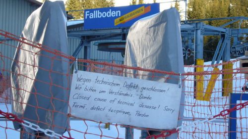 Interessante Fremdsprachenkenntnisse des Personals - die nach dem Unglück vom 3. Januar immer noch geschlossene [url=http://www.jacomet.ch/themen/skilift/album/thumbnails.php?album=59]Sesselbahn Fallboden[/url]
