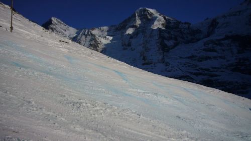 Unter der Minschkante: Spuren vom Rennen vor einer Woche ([url=http://www.jacomet.ch/themen/skilift/album/thumbnails.php?album=186]Bilder hier[/url])
