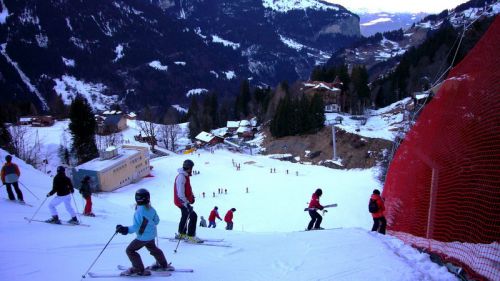 Obschon deutlich "nur für gute Skifahrer" angeschrieben ist, wagen sich viele Idioten, die kaum einen richtigen Bogen hinbekommen, in den vereisten Zielhang
