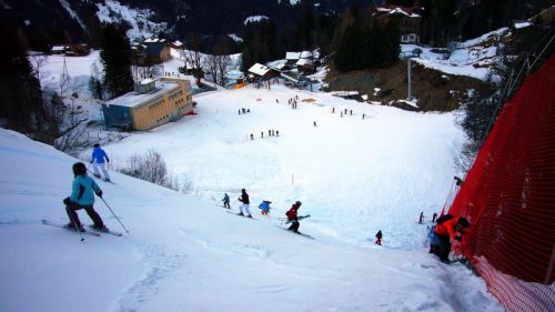 ... unfassbar, was sich da alles tummelt. Skilehrer lesen verlorene Ausrüstung zusammen. Dazwischen schwingen Cracks auf messerscharfen Kanten auf dem Eis.
