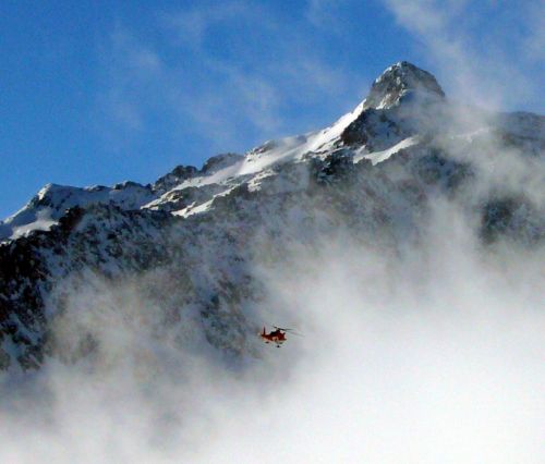 Die Rega muss an der Fellilücke einen Beinbruch holen - dummerweise liegt der Verletzte im Nebel... man kreist ein wenig...

