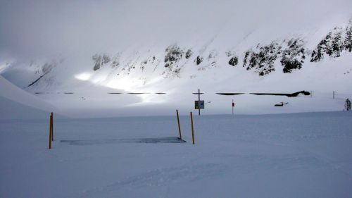 Der Kiosk ist zugeschneit - das sind über 2m Schnee da oben
