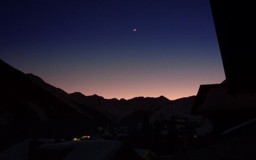 Abendstimmung mit Mond am Samstagabend
