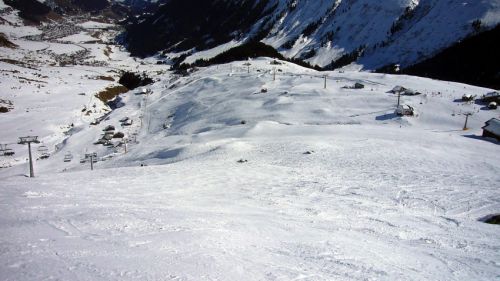 Diese Perspektive lässt einen die Möglichkeiten neuer Pistenführungen erahnen... hoffentlich kommen die dann, wenns etwas mehr Schnee hat!
