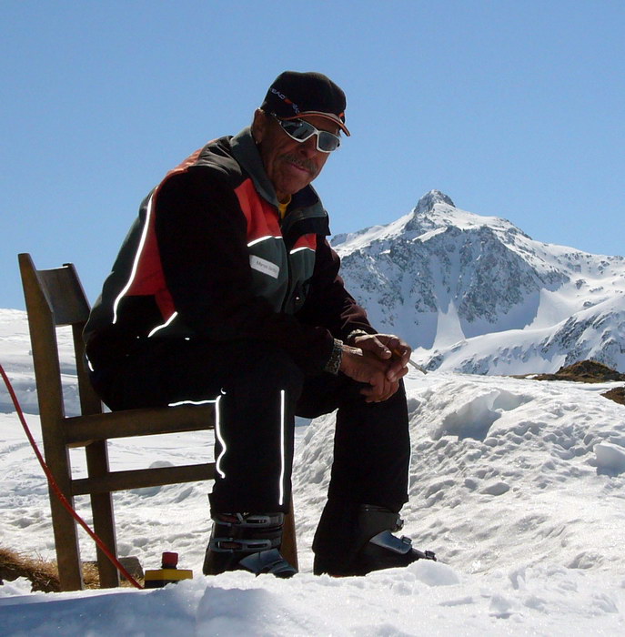 "Living Sedrun Skilift Legend" Marcel bewacht den Skilift Alpsu
