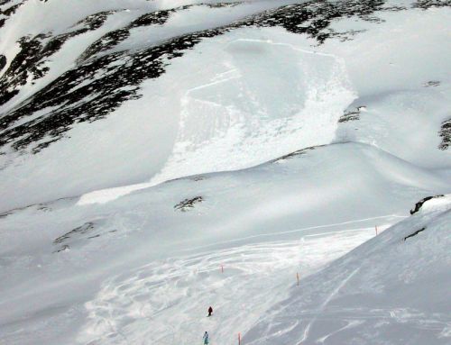 Am Morgen per Heli-Sprengung künstlich ausgelöstes Schneebrett im Val Val, 26. März 2008
