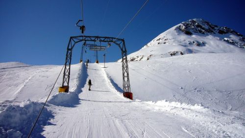 Tegia Gronda versinkt im Schnee
