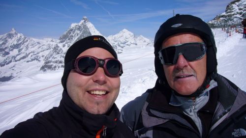 Sohn und Vater ([url=http://tinyurl.com/5zdcjd]kürzlich am TV gesichtet[/url]): Zwei Sedruner glücklich im Schnee, mit Matterhorn
