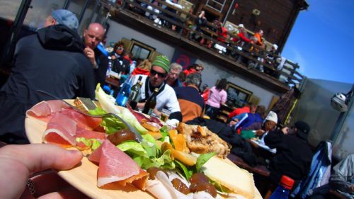 Rifugio Guide del Cervino: Wie immer sensationelles und günstiges Italo-Essen, mjamm... Antipasto-Teller alla Valdostana draussen an der Sonne
