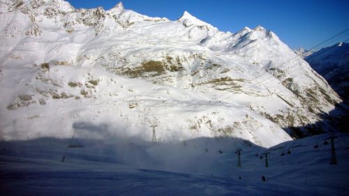 Die sollen doch die blöden Schneekanonen wenigstens dann abstellen, wenn Leute hier skifahren - obermühsam!
