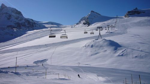 ... auch der Furggsattel-Skilift fuhr links noch geradewegs aufs Eis - wäre heute unmöglich.
