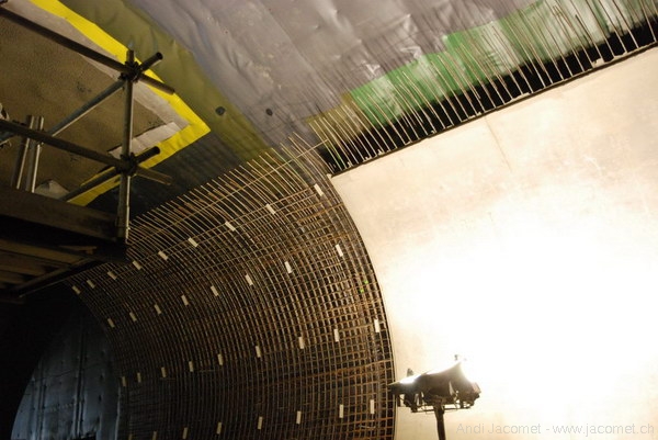 Links stehen erst die Armierungseisen, rechts ist ein Stück schon betoniert
