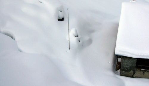 Das sah vor zwei Jahren selbst an Weihnachten [url=http://www.jacomet.ch/themen/skilift/album/displayimage.php?pos=-5668]gaaaanz anders aus[/url]...
