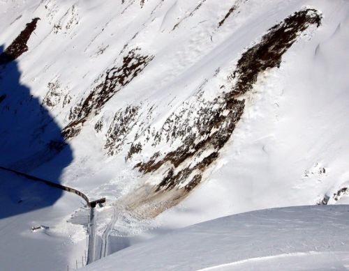 Schneebrett rutscht aufs MGB-Trassee
